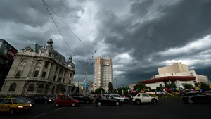 COD GALBEN de ploi şi vânt în Capitală şi alte opt judeţe. Circulaţia, blocată în mai multe zone din ţară