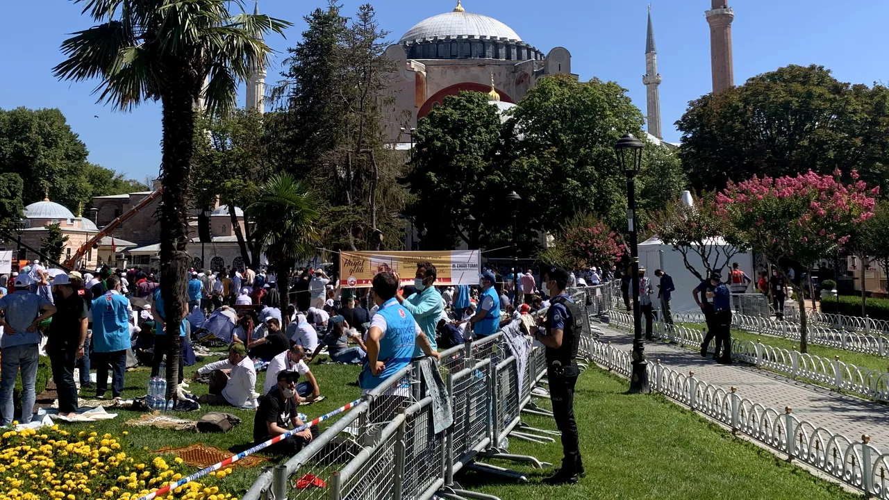 Astăzi răsună primele rugăciuni în catedrala Sfânta Sofia, după transformarea ei în moschee. „O ciocnire a civilizaţiilor”