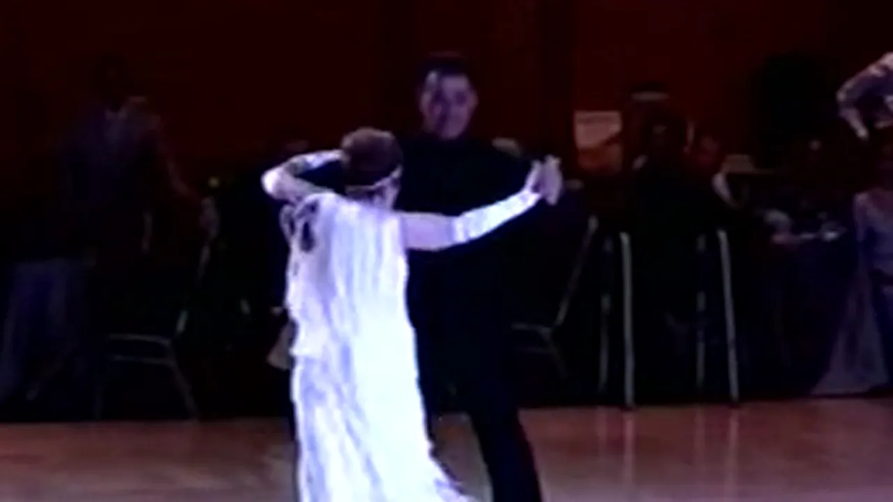 Tu poţi dansa aşa? Cum a uimit o bătrânică de 94 de ani publicul unui concurs, dansând quickstep - VIDEO