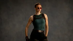 Lara Croft are un nou chip: Sophie Turner din Game of Thrones, protagonista noului serial Tomb Raider de la Prime Video