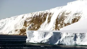 FOTO: Zăpada a devenit roşie la o staţie de cercetare din Antarctica