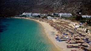 Lupta împotriva turismului excesiv: Grecia introduce „taxa de turism durabil”. Două insule populare, vizate