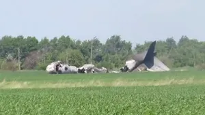 VIDEO Un mort şi cinci răniţi după prăbuşirea unui avion militar rus