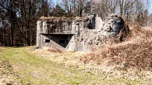 Moarte misterioasă: O cercetătoare din SUA a fost găsită fără suflare într-un buncăr nazist din Grecia | FOTO