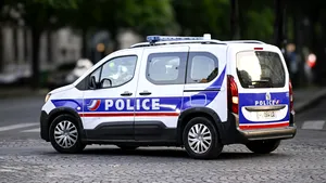 S-a ascuns în dulap ca să scape de polițiști. Cum a încercat o femeie căutată pentru infracțiuni sexuale asupra copiilor să scape de autorități