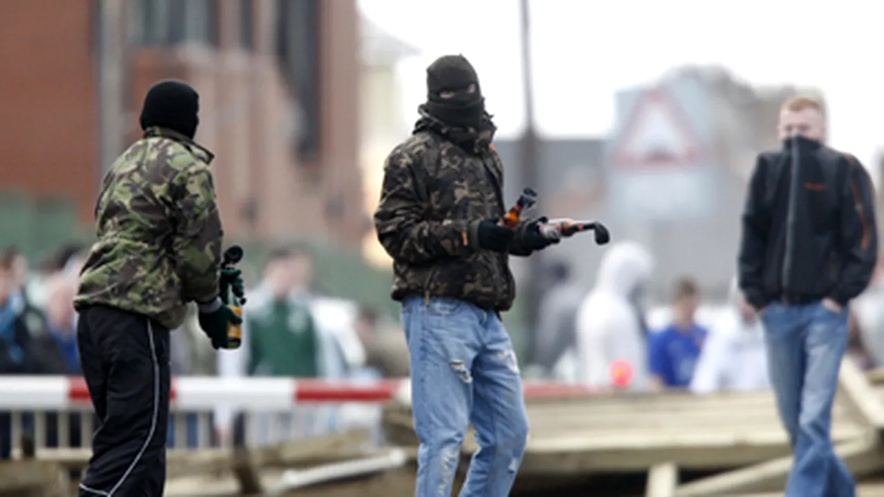 Violenţe la Belfast, în timpul unui protest faţă de atacurile împotriva unor familii de români