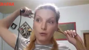 Cum să te coafezi singură acasă. Sfaturi practice pentru doamnele care nu pot ajunge la salon | VIDEO