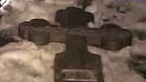 Hunedoreni cercetaţi după ce au smuls opt cruci dintr-un cimitir