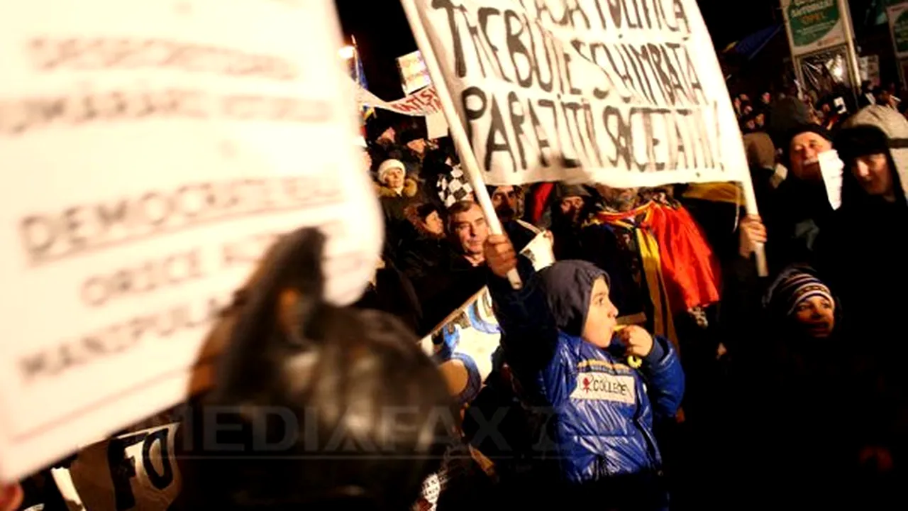 A 18-A ZI DE PROTESTE ÎN CAPITALĂ: Aproximativ 40 de persoane au scandat în Piaţa Universităţii