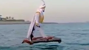 Un bărbat zboară la propriu pe străzile din Dubai. Care este secretul său