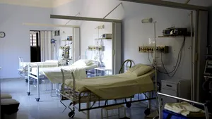 Scandal violent între rude, în curtea unui spital din Capitală. Un bărbat și o femeie au fost bătuți după o ceartă privind un pacient internat