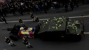 România şi-a luat RĂMAS BUN de la Regele Mihai. Peste 20.000 de oameni l-au aclamat şi aplaudat pe rege, în Bucureşti, de-a lungul procesiunii funerare/ Slujba de înmormântare la Patriarhie, în prezenţa invitaţilor străini