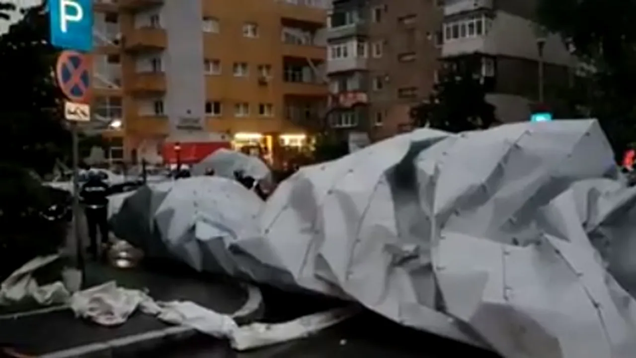 La Botoşani, vântul a luat acoperişul Casei de Pensii, mai multe maşini au fost avariate / Peste 3500 de localnici, fără curent electric. VIDEO
