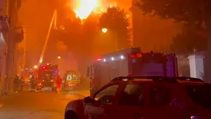 Incendiul de la sediul Arhiepiscopiei Tomisului a fost lichidat. Pompierii îndepărtează resturile de la clădirea afectată