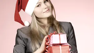 Vezi aici indicii la care recurg femeile pentru a comunica ce-şi doresc sub bradul de Crăciun