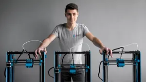 În copilărie „strica toate obiectele pe care punea mâna”, acum contruieşte imprimante 3D „made in Romania”, la Iaşi | FOTO, VIDEO