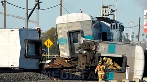 SUA: Un tren de pasageri a deraiat şi s-a răsturnat, în California. Numeroase persoane au fost rănite - FOTO, VIDEO