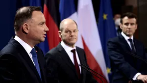 Macron se va întâlni cu Andrzej Duda şi Olaf Scholz pentru coordonarea acţiunilor în cazul Ucrainei 