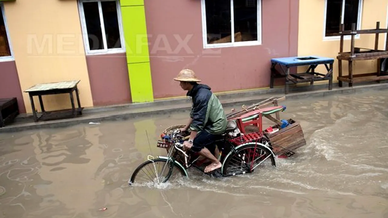 INUNDAŢII în China: Cel puţin 25 de morţi şi 140.000 de persoane evacuate