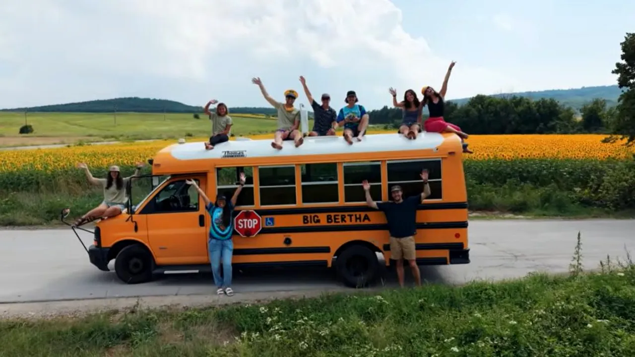 Aventurile unor americani care călătoresc prin lume cu un autobuz. Ce au pățit la Huși și la Albița