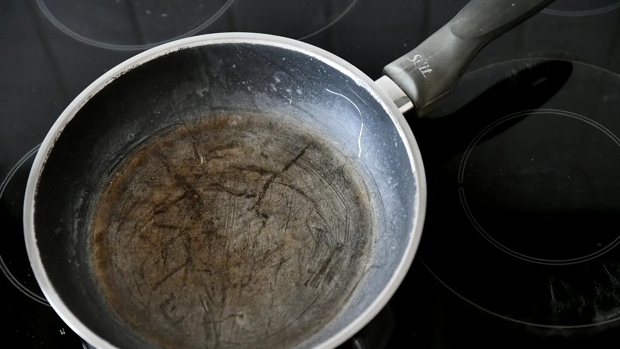 Microplastice şi nanoplastice, detectate într-un tip de vase pentru gătit. O mică fisură poate elibera până la 9.100 de particule