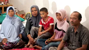 Un cuplu de indonezieni şi-a regăsit fiica la zece ani după tsunami - FOTO