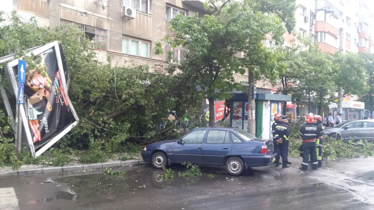 ISU Bucureşti-Ilfov a avut 288 de intervenţii, în urma vântului puternic. 92 de maşini, avariate