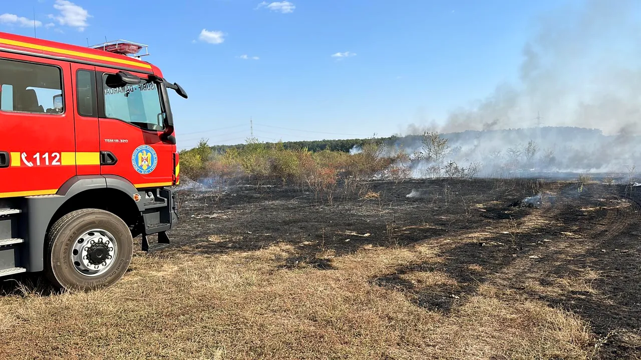 Zece autospeciale ale pompierilor intervin pentru stingerea incendiului din Buftea