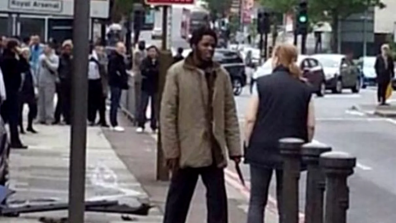 ATACUL TERORIST din Londra - O femeie i-a sfidat pe ucigaşii militarului: 