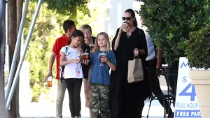 Primele imagini cu Angelina Jolie, după ce presa internaţională a scris că Brad Pitt  şi Charlize Theron ar forma noul cuplu de la Hollywood | FOTO