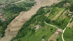 ALUNECĂRILE de teren din Vâlcea. MAI:Se vor solicita bani pentru lucrări de deviere a râului Olteţ/ Dosar penal pentru distrugere calificată şi abuz în serviciu, în cazul dezastrului de la Alunu