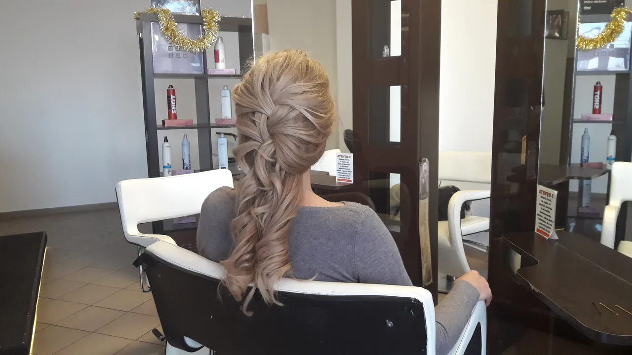 FOTO, VIDEO Buclele lejere, coafura ideală pentru doamne, de Crăciun şi Revelion. Ce propun hairstyliştii pentru domni