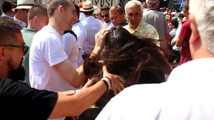 VIDEO | INCIDENT VIOLENT la Tuşnad, în cadrul vizitei premierului Ungariei. O femeie, trasă de păr şi trântită în timpul discursului lui Viktor Orban