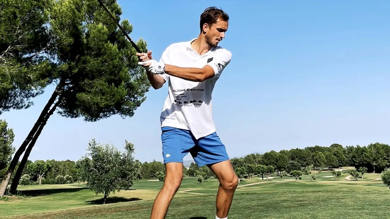 Neacceptat la Wimbledon, Medvedev se distrează pe iarba terenului de golf cu Bastian Schweinsteiger