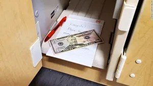 Un profesor şi-a testat studenţii pentru a descoperi cine citeşte cursurile. Premiul era o bancnotă de 50 de dolari 