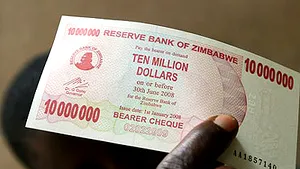 Zimbabwe introduce bancnota de 10 miliarde de dolari locali