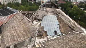 VIDEO | ISU îndepărtează bucată cu bucată din acoperişul fostei FABRICI de bere