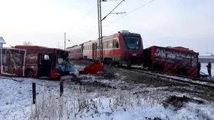 Cel puţin cinci morţi, inclusiv un minor, după ce un tren a intrat în coliziune cu un autocar în Serbia
