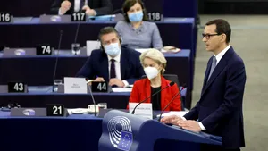 Conflictul dintre Polonia şi UE s-a mutat în Parlamentul European. „Respingem ameninţările şi şantajul. Europa aplică standarde duble”