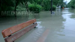Inundaţii în România: Centrul oraşului Tulcea a fost cuprins de ape după o ploaie torenţială iar 200 de locuinţe au fost inundate în Dolj. Timiş: Circulaţia pe Autostrada 6, afectată de o viitură - VIDEO