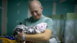 STUDIU - Pot bărbaţii să alăpteze? Experţii spun că da, dar nu este uşor