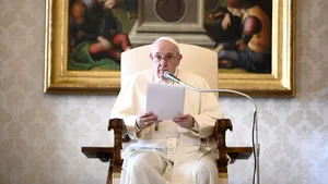 Vaticanul cere explicaţii după ce contul oficial de Instagram al Papei Francisc a apreciat fotografia unui model brazilian îmbrăcat sumar