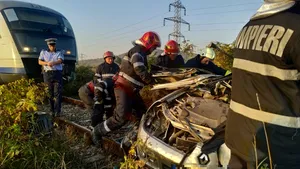 Accident de tren, la trecerea la nivel cu calea ferată: Maşină, lovită de Săgeata albastră - FOTO