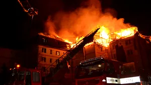 GALERIE FOTO Suceava: Cinci persoane, între care un copil, la spital după ce mansardele unui bloc au luat foc