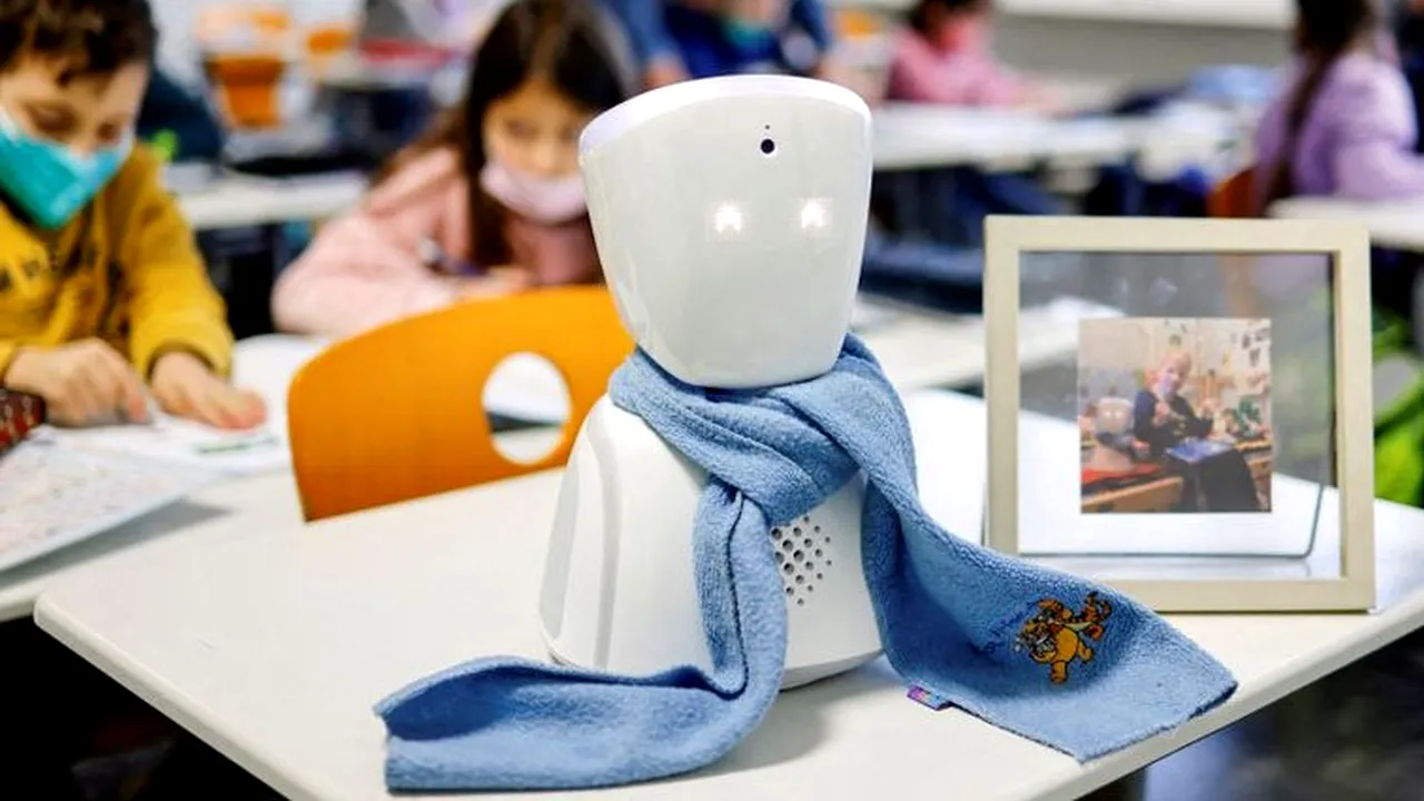 Un băieţel prea bolnav pentru a putea merge la şcoală a trimis un roboţel în locul lui
