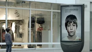 Posterul împotriva abuzului pe care doar copiii îl pot vedea - FOTO, VIDEO