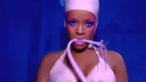 Sado-masochism, sexualitate şi ironie în noul videoclip al Rihannei - VIDEO