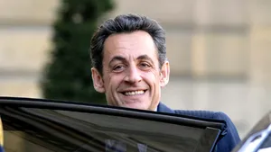 Sarkozy citeşte 