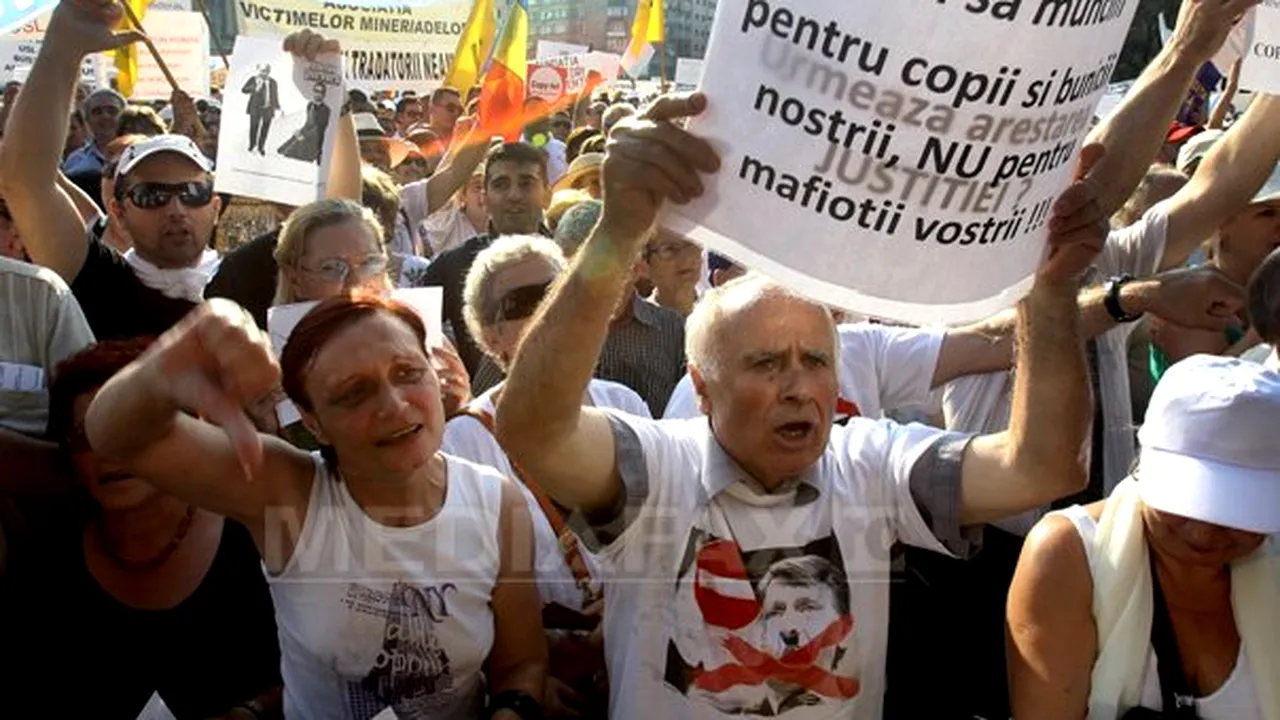 MITING ANTI-USL: 2000 de oameni au protestat în Piaţa Revoluţiei. Blaga: Avem nevoie de Băsescu la Cotroceni. MRU: Suntem pregătiţi să ne luăm ţara înapoi
