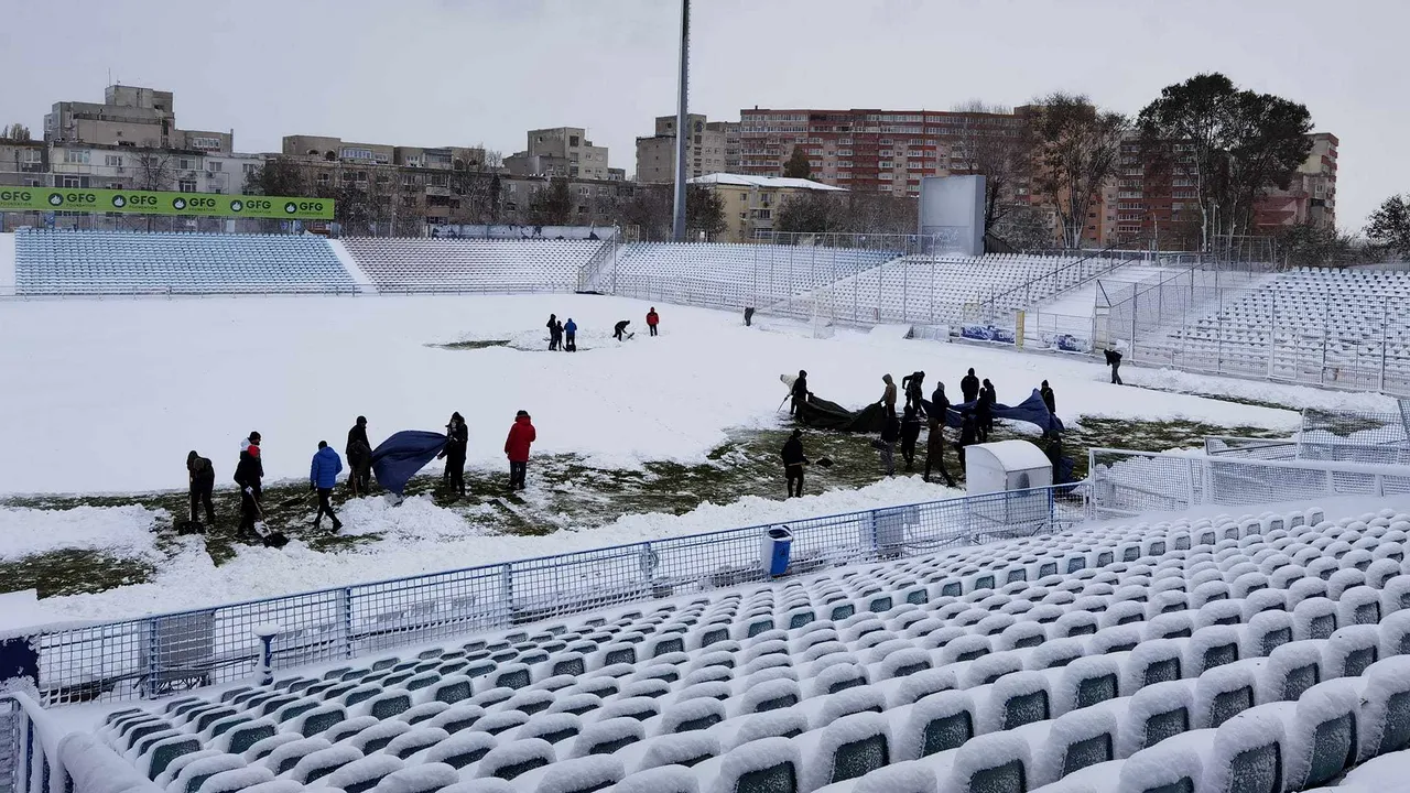 Fanii Oţelului Galaţi, la stadion ca să cureţe terenul de zăpadă. Meciul, amânat o oră